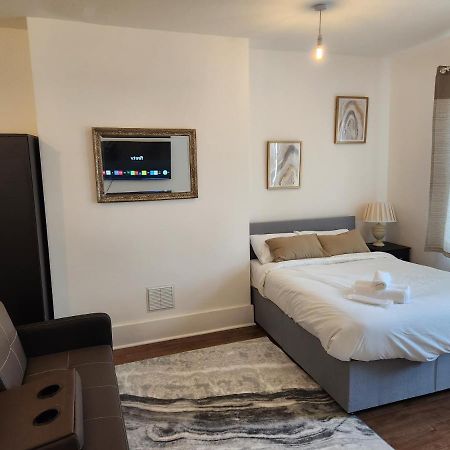 Immaculate 1-Bedroom In Greenhithe Екстериор снимка