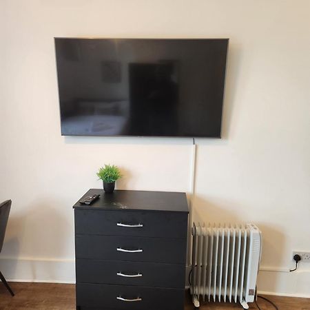 Immaculate 1-Bedroom In Greenhithe Екстериор снимка