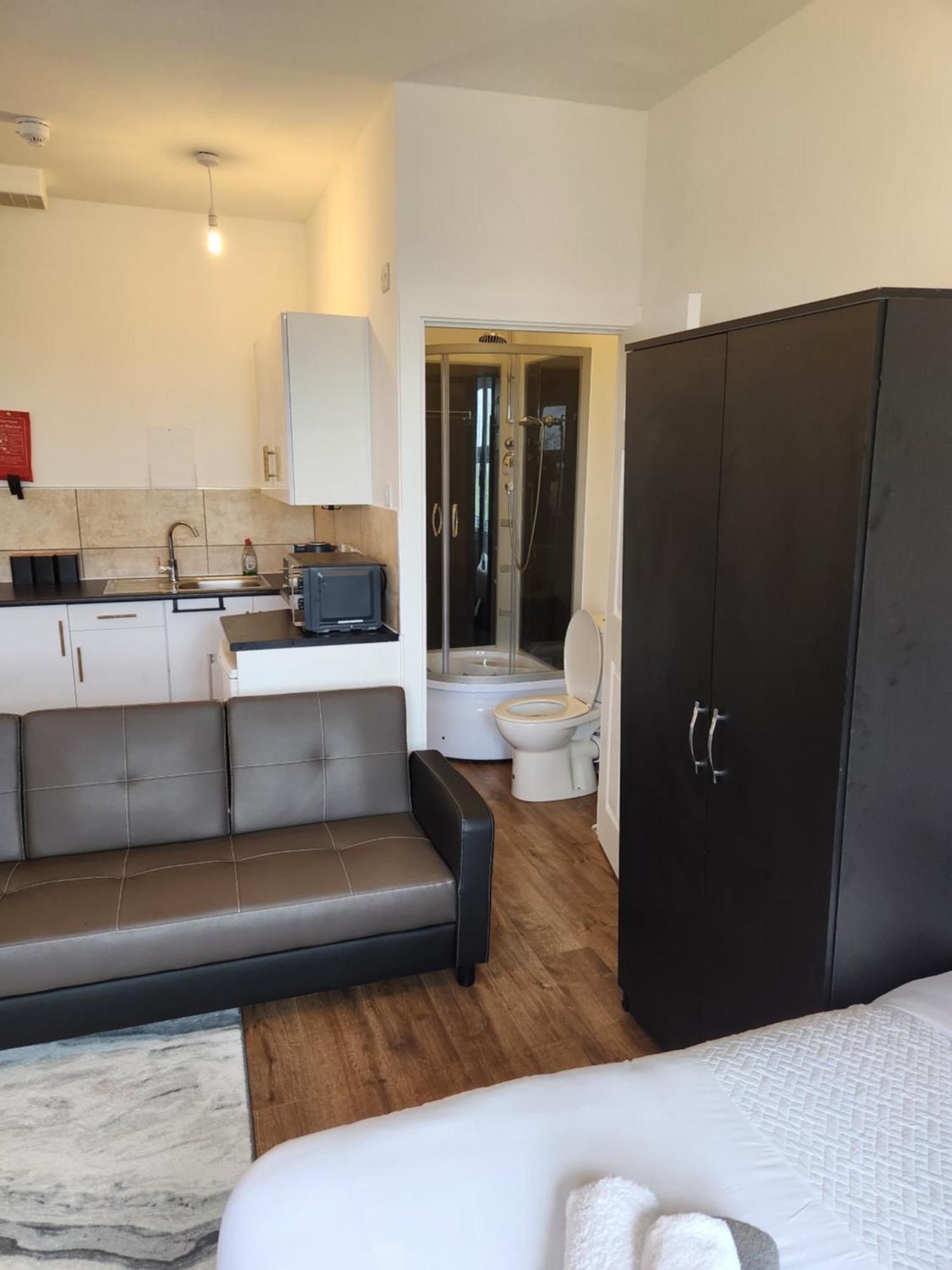 Immaculate 1-Bedroom In Greenhithe Екстериор снимка